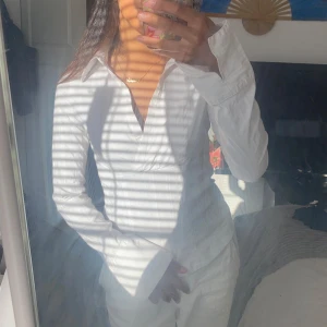 Vit skjorta - JÄTTE snygg skjorta som jag använt 1 gång och därmed säljer. Priset kan diskuteras!🤍storleken är 36, men passar som S