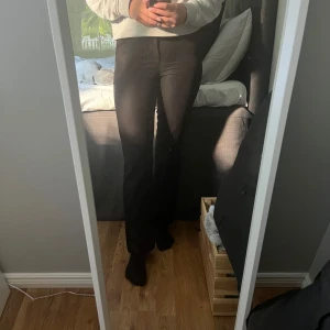 Svarta Kostymbyxor - Svarta kostymbyxor från Bikbok i modellen Vilma petite, passar mig i längd som är 164 cm.💗