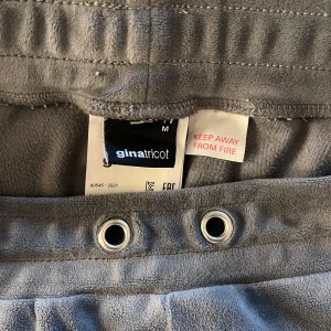 Grå mysbyxor - !!Snören saknas!! Bra skick, storlek M passar S. Kan användas både som högmidjat och lågmidjat💕