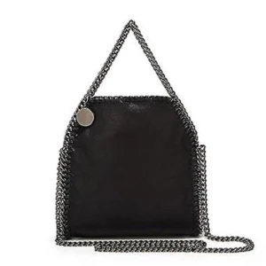 Liknande Stella McCartney väska. - Säljer denna liknande väskan från Stella McCartney som köptes för ca 700kr. Kontakta mig för egna bilder.