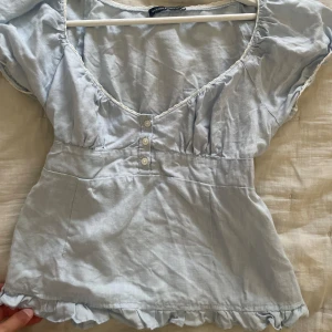 Blus/topp från Brandy Mellville - Säljer denna slutsålda blus/toppen från Brandy Mellville. Färgen är en aning blåare än vad som visas på bilderna.