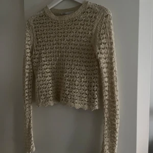 Stickad från zara - Stickad top från zara. Slutsåld. Fint skick! Storlek M men passar även S. 