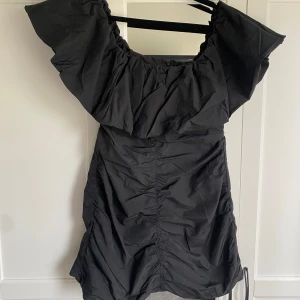 Klänning  - Supersnygg svart off-shoulderklänning! Använd en gång så den är i väldigt fint skick 😊😊