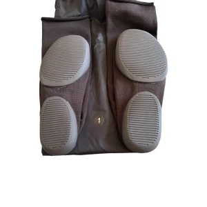 Yeezy yzy pods sprillans nya size 1 Kanye West - Nya size 1. Tror det ska motsvara 37-40 EU