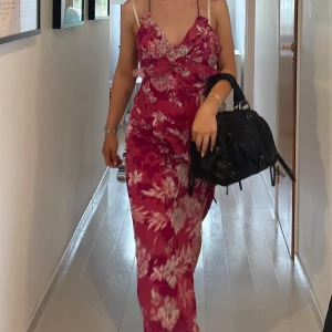 zara klänning - Säljer dennna super snygga klänningen från zara i storlek xs, skulle själv säga att den är mer åt s hållet ❤️ lappen kvar och köpt för 599kr, den finns inte kvar på hemsidan eller i affär ❤️aldrig använd förutom på bilden ❤️ skriv om du har frågor ❤️