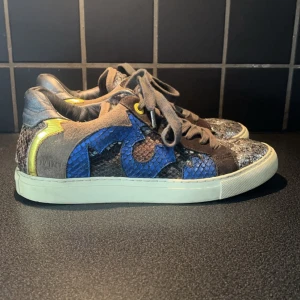 Zadig & Voltaire Skor - !!ANVÄND KÖP NU!! Säljer nu mina Zadig skor i bra skick! Saknar dock låda då dem är köpta begagnade därför säljer jag billigare. Saknas en liten metall bit på snöret men inget man ser. Pris diskuterbart. 