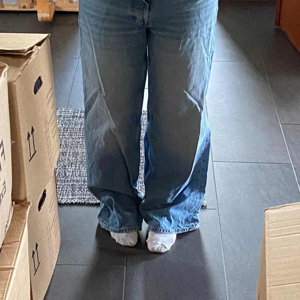 Snygga low waist baggy jeans som jag säljer pga att jag inte använder dem längre. Dem är för långa för mig så dem är lite trasiga längst ner på byxbenet men det är inget man tänker på (se sista bilden) . Farkut & Housut.