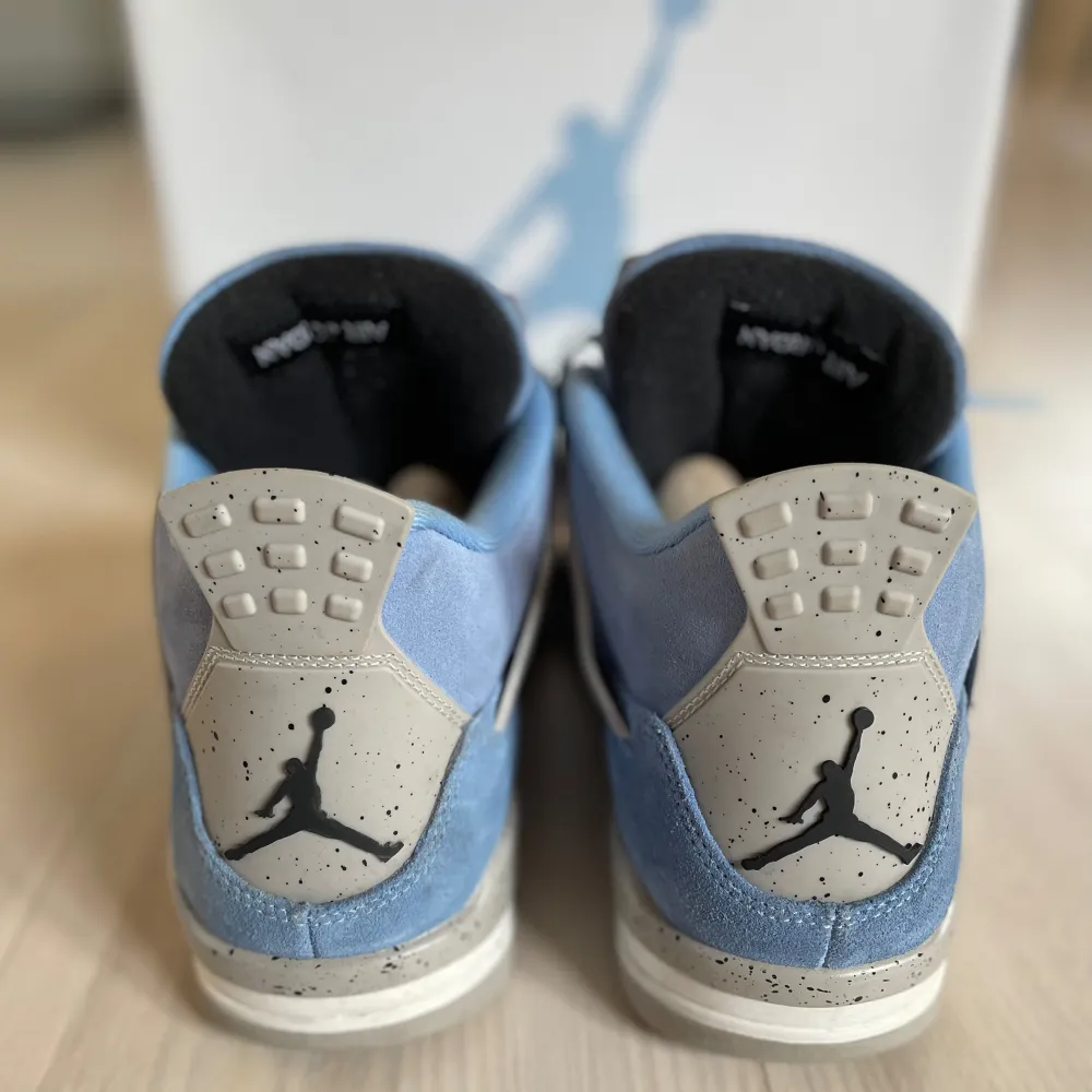 Det är ett par Jordan 4 UNC som är köpta ifrån Merch Sweden. Använt ett par gånger men inte mycket och därför jag vill sälja de.  Allt finns kvar och välskötta.  . Skor.