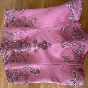 Korsett  - Jätte gullig och snygg korsett, rosa med diamanter på🤍kan användas till som utklädnad, till kjolar osv.  Säljer då den inte passar