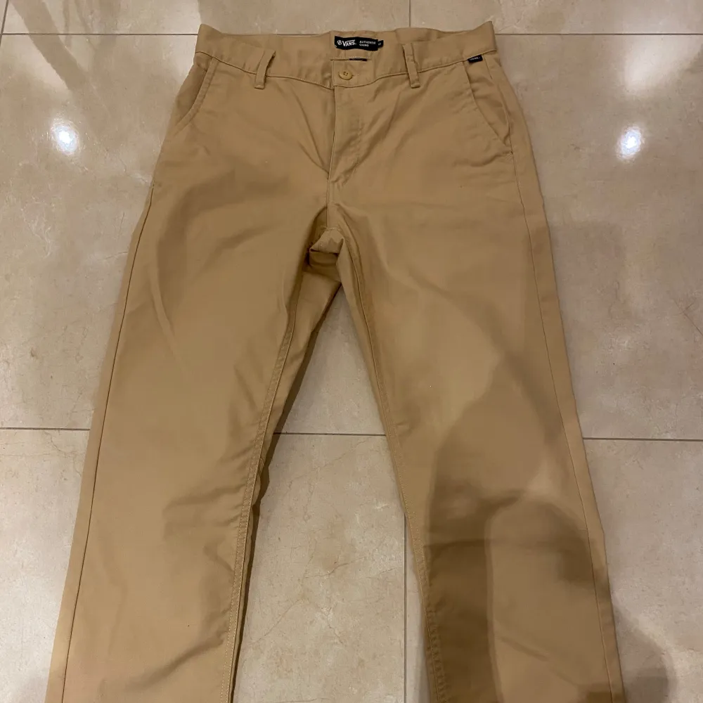 Beige färg i ett par riktigt snygga chinos från Vans, storlek 32  . Jeans & Byxor.