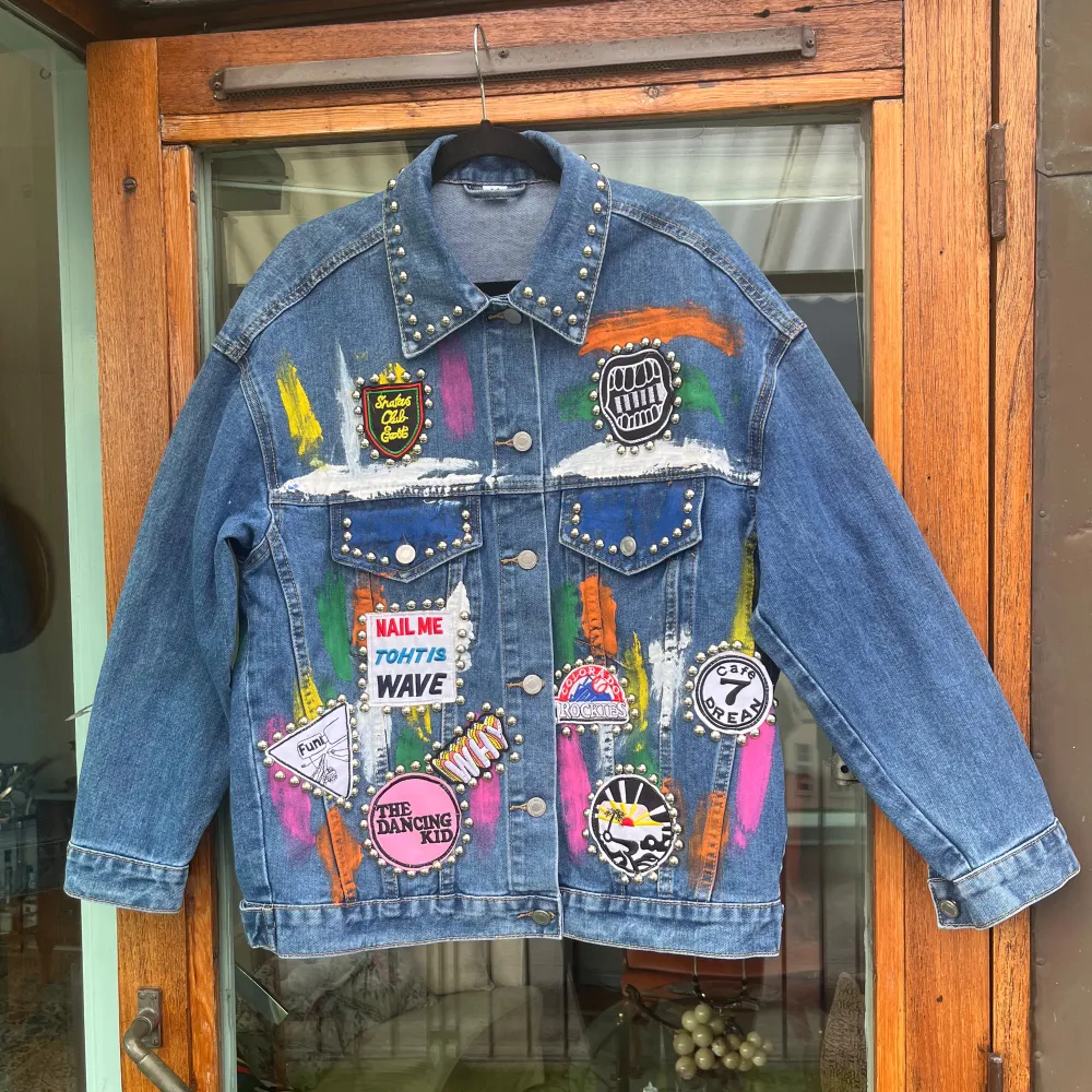 Fantastiskt unik denimjacka med handgjorda fina detaljer i tryck, färg och nitar.  Storlek M. Avslappnad passform.   Köpt på Mallorca 2024 utav lokal designer för 2000kr.  Få exemplar.   100% bomull.   Använt 1 gång och är som ny. Mycket  bra skick. . Jackor.