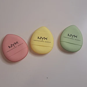 Oanvänd Nyx Makeup blender  - This are a new finger blender from nyx.  Can be used to blend creamy, liquid or powder.  This is 100% new and not used.  I have 2 boxes. Selling one. Text me if you want 2 boxes.  Each box have 3 blenders