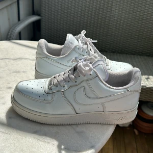 Nike air force 1 - Hej, säljer ett par Nike air force 1, bra skick inte så slitna förutom en del i hälkappan men det går att återförde relativt enkelt annars bra skick på skorna. Stl 40