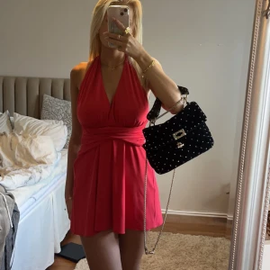 Klänning - Säljer denna så snygga halter neck klänning från zara, den är öppen i ryggen( sytt upp banden där uppe lite då de var väldigt långa )🤗❤️