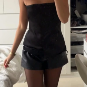 Svarta skinnshorts - Superfina svarta skinnshorts i 38 köpta i New York💕