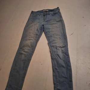 levis jeans - de är använda men i bra skick. storlek W28 L30