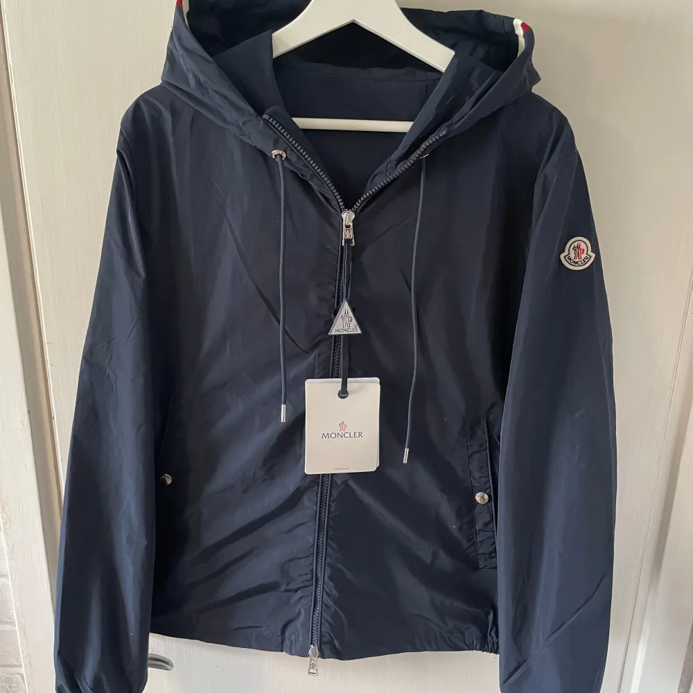 Tja! Säljer nu min ass feta moncler windbreaker i storlek 2/M, skriv om ni har några funderingar, man får med tags och dustbag(Moncler påse), erbjud gärna byten om ni har något,  priset kan diskuteras vid snabb affär . Jackor.