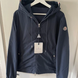 Moncler Windbreaker  - Tja! Säljer nu min ass feta moncler windbreaker i storlek 2/M, skriv om ni har några funderingar, man får med tags och dustbag(Moncler påse), erbjud gärna byten om ni har något,  priset kan diskuteras vid snabb affär 