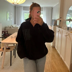 Fleecetröja  - Svart fleecetröja från MONKI! Storlek S, men den är Oversized!💕 i jättefint skick 