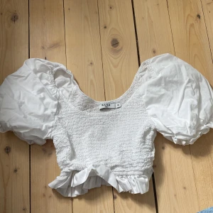 Söt topp - Söt topp med puffärmar från Nakd i strl 36🌸 sparsamt använd