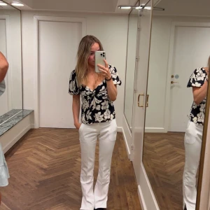 Vita lågmidjade kostymbyxor - Säljer vita lågmidjade kostymbyxor från Bikbok då de inte passar mig längre. Super snygga och bekväma! Tveka inte på att ställa någon fråga om du har någon💕