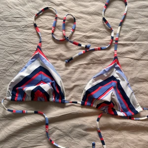 Bikini - Bikini topp från H&M. Lappen är bortklippt men sitter som 38/M.