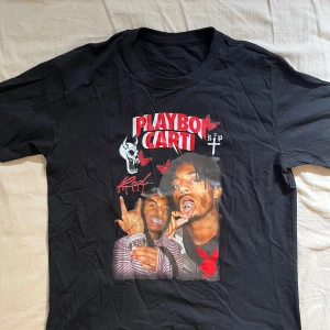 T-shirt med tryck - Cool svart t-shirt med tryck av Playboy Carti, den är aldrig använd så nyskick, vet inte vad det är för storlek men skulle säga S💕
