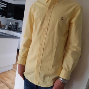 Ralph Lauren skjorta - Tja! Säljer denna super snygga polo skjortan som är i superbra skick. Den är i denna unika snygga gula färgen. Skriv om du har en fråga!