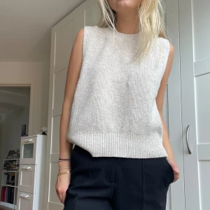 Beige väst - Stickad väst från märket Only. 