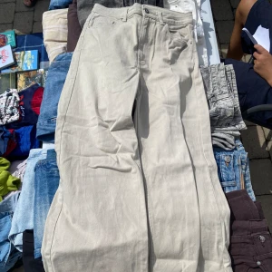 Högmidjade jeans - Hög midjade o lite vagt, i bra skick 