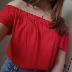 Off the shoulder - T-shirt med off the shoulder i resår. Mjuk bomullstrikå. Inga tecken på användning💫