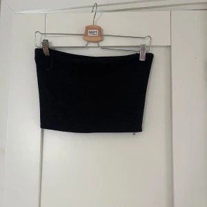 Gliter topp från Gina Tricot - Storlek L, liten i storleken, använt bara 1 gång innan och är i väldigt fint skick och kan användas när som helst