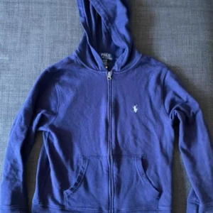 Ralph lauren zip hoodie  - Säljer denna helt nya Ralph lauren tröjan då jag råkade köpa för liten