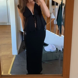 Svart Maxikjol - Säljer denna jättefina kjolen som är det perfekta bas plagget i sommar! (OBS: Flyttar till USA i September så avslutar all min försäljning då).🇺🇸