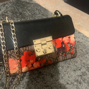 Väska  - Väldigt fin, endast använd en kväll. Rymmer mycket! 