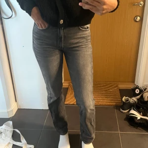 Gråa jeans från zara - Mycket snygga jeans som tyvärr är en för liten storlek för mig. Dem har slitningar längst ner på bena vilket gör dom lite annorlunda från alla andra jeans. Medelhög midja:)