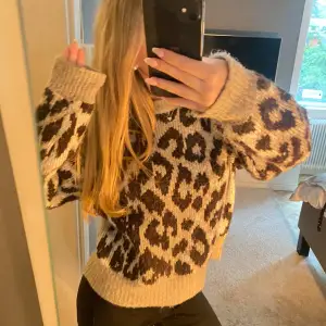 Jättemysig tjocktröja i leopardmönster från Gina Tricot⭐️⭐️ Nyskick Storlek xs men passar upp till M