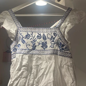 Tröja me öppen rygg - Jätte fin tröja med blommigt mönster på och sen knyttet man i ryggen