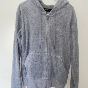 Juicy Couture Kofta - En jättefin grå Juicy Couture kofta som nästan aldrig är använd så den är i väldigt bra skick💗(har även byxorna till så om man vill köpa settet så går det även bra men hör av er innan)