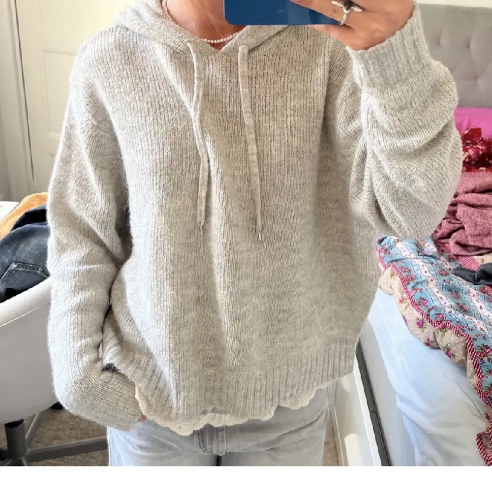 Super gullig stickad Hoddie. Perfekt nu till sommaren men även under hösten/vintern. Jätte bra skick🥰 Skriv vid frågor/intresse. Stickat.