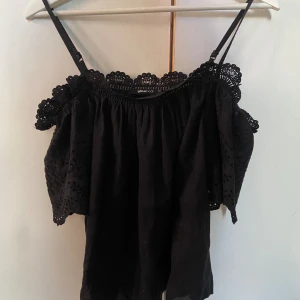 Svart off shoulder topp med spets - Bra skick🫶🏻