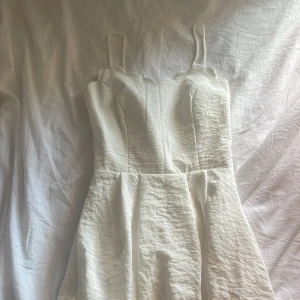 Vit klänning  - En vit sommarklänning/anvslutning/studentklänning! Helt oanvänd💗 så som ny! Den är i ett slags linne material. Säljer då jag inte gillar hur den sitter på mig 