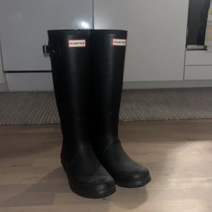hunter stövlar  - svarta stövlar från hunter i storlek 38, knappt använda och som nya ☺️