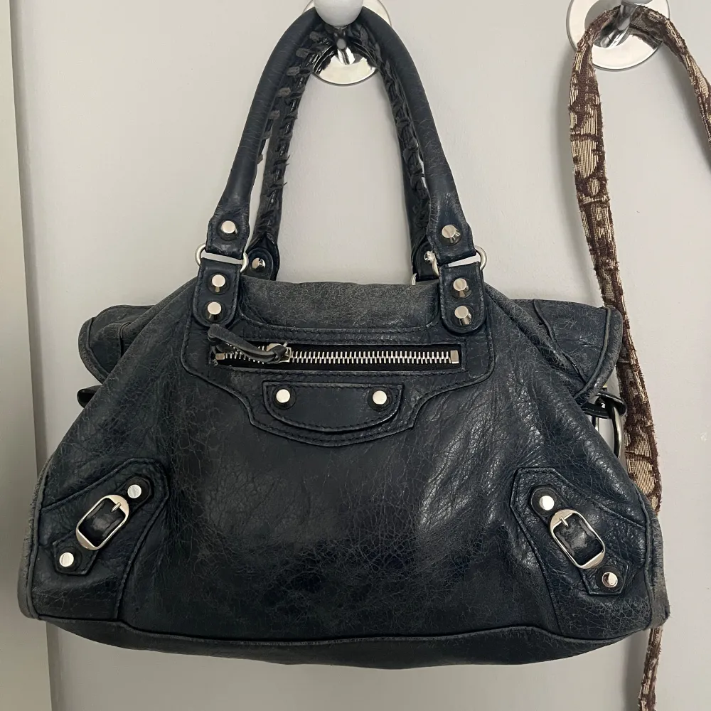 Jag säljer min vintage Balenciaga väska som är marinblå! Den är köpt i Köpenhamn i en second hand butik som även finns online och jag har självklart både dustbag och kvitto med äkthetsbevis osv, det skickar jag gärna vid intresse av köp🩷. Väskor.