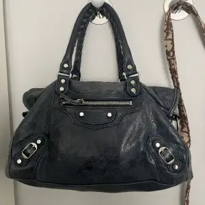 Jag säljer min vintage Balenciaga väska som är marinblå! Den är köpt i Köpenhamn i en second hand butik som även finns online och jag har självklart både dustbag och kvitto med äkthetsbevis osv, det skickar jag gärna vid intresse av köp🩷