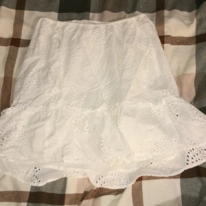 Vit kjol - Säljes pågrund av kommer ej till användning, fint skick o typ aldrig använt