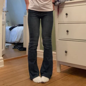Mörk blå mid waist jeans bootcut - Säljer dessa mid waist jeans. De är i storlek 34 men väldigt stretchiga i midjan. Har klippt benen kortare så att innerbenslängden är 76 cm. Kontakta mig privat vid frågor eller intresse 💓