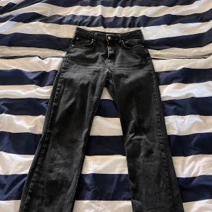 Jeans - Jeans från Gina Tricot. Minns dock inte när de är köpta, super bekväma använt många gånger, färgen är lite svart/grå ”sliten svart”