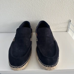 Navy blue slip-ons - ett par nya fräsha mörk blåa slipons i strlk 46, nästintill aldrig använda hör av er vid intresse 🙌🏽🙌🏽