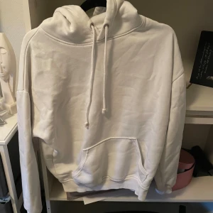 Hoodie  - Säljer denna hoodie från bikbok